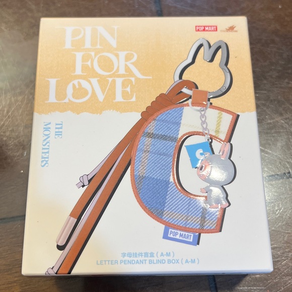 "W"- Pop Mart Labubu Pin For Love Letter Pendant - Picture 1 of 4